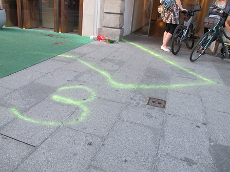 Bodenmarkierung der Spurensicherung und niedergelegte Blume und Kerze Samstagabend in der Grazer Herrengasse